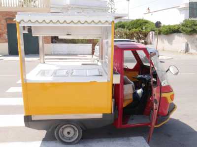 Il vecchio e amato tre ruote bianco e azzurro con cui per anni � andato su e gi� tra Santo Spirito e Palese � stato sostituito con un pi� moderno carro frigorifero giallo e rosso (sempre su tre ruote) 